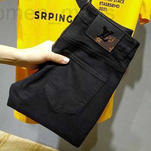 Diseñador de jeans para hombres 2022 Jeans Kwai rojos de red negros de moda con agujeros en primavera y verano, corte ajustado, pies pequeños, pantalones elásticos versátiles de nueve partes Z65R