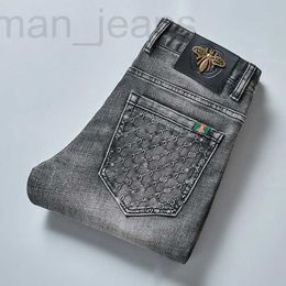 Heren Jeans designer 2022 Trendy Merk Mode Kleine Bij Borduurwerk Herfst en Winter Nieuwe Grijze Elastische Slim Fit Small Foot Lange Broek RW66