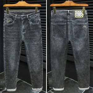 Jeans pour hommes Designer 2023 Automne / Hiver Hommes Imprimé Jean Nouvelle Marque Instagram Imprimé Brodé Pantalon Pour Hommes Confortable et Incolore NRO2