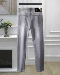 Designer de jeans masculin 2023 Dernières listing Skinny Jeans Belt Drill LETTER LETTRE GREEN ROUGE Étiquette de motif floral Pantalon denim Fashion Hip Hop Taille 29-40 KWN7
