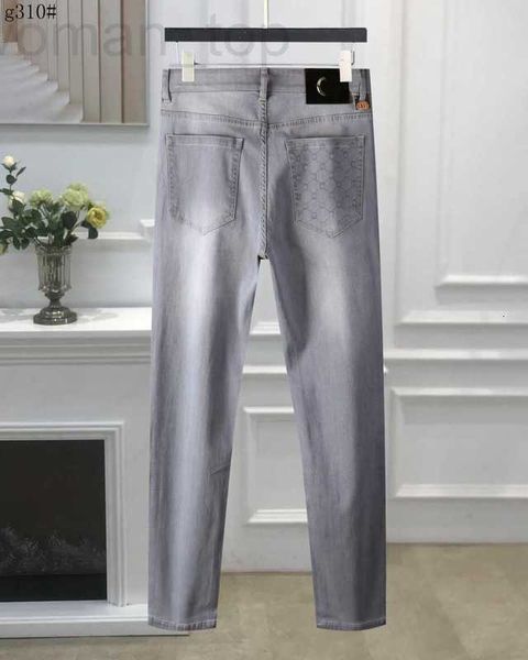 Jeans para hombres Diseñador 2023 Último listado Jeans ajustados para hombre Cinturón Taladro Letra Rojo Etiqueta de patrón verde Estampado floral Pantalones de mezclilla Hombres Moda Hip Hop Tamaño 29-40 VMSE