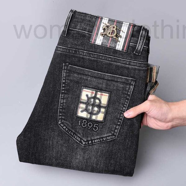 Jeans para hombres Diseñador 2023 Nuevo para luz de lujo Edición coreana Pies elásticos gruesos Slim Fit Juventud Pantalones azules y negros X82G