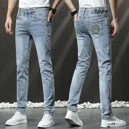 Diseñador de jeans para hombres 2023 primavera y verano, jeans lavados en azul claro, pantalones ajustados para hombres, pantalones de moda coreanos de gama alta H8LT