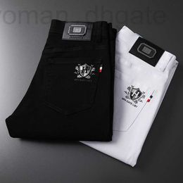 Jeans para hombres Diseñador 2023 Primavera / Verano Nueva Gama Alta Edición Coreana Elástico Slim Fit Pies Pequeños Blanco y Negro Tres Defensas Pantalones Casuales PDP0