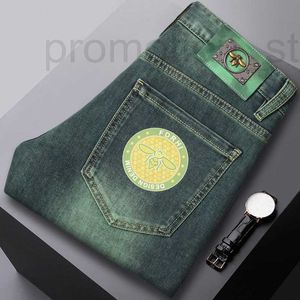 Diseñador de jeans para hombres 2024 Nuevo producto de primavera con pies pequeños, ajuste delgado, marca de moda con globos de algodón, verde abeja juvenil coreano CCU0