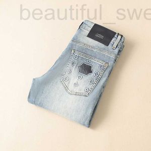 Heren jeans ontwerper 2024 lente/zomer nieuwe mid taille licht elastisch dunne kleine rechte been broek hoogwaardige lichtblauw voor mannen 3qpi