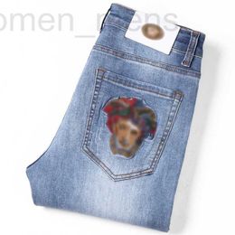 Jeans masculinos designer outono 2021 nova medusa juventude pequeno pé casual jeans fã sizhe bordado elástico fino ajuste calças masculinas 81jz