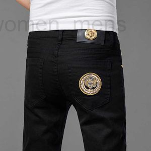 Designer de jeans masculin automne et hiver jeans masculin jeans coton high élastique medusa version coréenne épaisse pantalon mince de broderie mince de broderie 9c7p