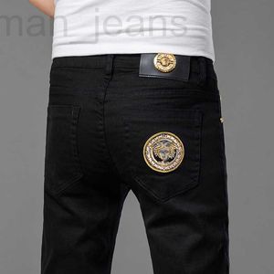 Diseñador de jeans para hombres Otoño e invierno jeans para hombres algodón alto elástico Medusa versión coreana pantalones gruesos ajustados bordado delgado tendencia 85J4
