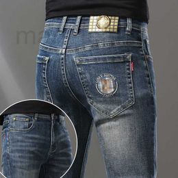 Jeans para hombres Diseñador Otoño e invierno Nuevos jeans para hombres Calidad de gama alta Europeo Ajuste coreano Pie pequeño Moda Pantalones juveniles bordados AG3C