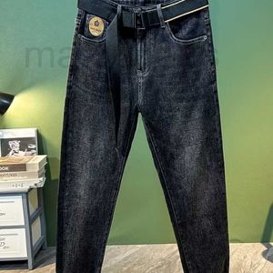 Jeans para hombres Diseñador Otoño e Invierno Nueva Marca de Moda Bordado Estampado Interior Micro Elástico Negro Gris Pies Pequeños Pantalones Jeans para Hombres 84A1
