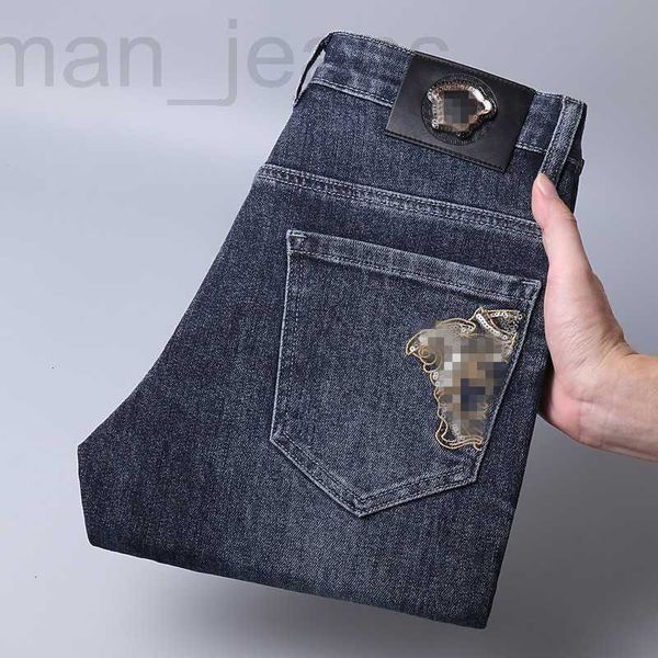 Diseñador de jeans para hombres Otoño e invierno Nuevo para hombres Versión coreana de lujo ligera Pies elásticos gruesos Slim Fit Bordado de marca Medusa H64N