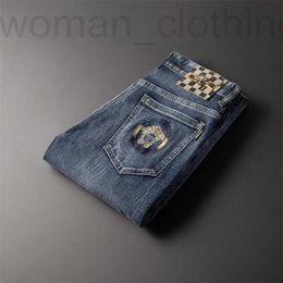 Diseñador de jeans para hombres Otoño e invierno tecnología simple de lavado con agua jeans de marca de cuero para hombres pequeños pantalones rectos delgados para hombres HY13