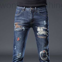 Jeans pour hommes Designer Automne Jeans brodés Marque de mode Jambe mince Tendance Haut de gamme Pantalon extensible polyvalent 5NXJ