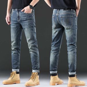 Diseñador de pantalones vaqueros para hombre Otoño Marca de moda Leggings coreanos Slim Fit Grueso Bordado europeo Medusa Pantalones azules U1P0