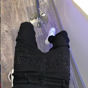 Jeans pour hommes Designer Noir Déchiré Streetwear à la mode avec un design skinny confortable Embellissements en strass Coupe extensible et matériau en denim lavé doux