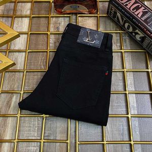 Jeans para hombres Diseñador Black Stone Grinder Lavado Agujero de lágrima Europeo Otoño / Verano 2023 Nueva marca de moda Elástica Slim Fit Pequeña manga recta HSVE