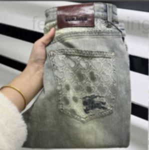 Jeans pour hommes Designer Brand 2024 Paris War Horse Printemps / Été Marque de mode haut de gamme pour hommes gris fumé élastique slim denim broderie tout match