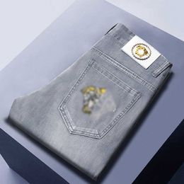 Brand de concepteur de jeans masculin gris clair élastique pantalon européen tendance jeunesse slim fit pieds qrx8