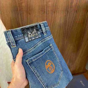 Diseñador de jeans masculinos nuevos jeans bordados europeos de alta gama, estacionales delgados pequeños pantalones casuales versátiles versátiles versátiles l81d