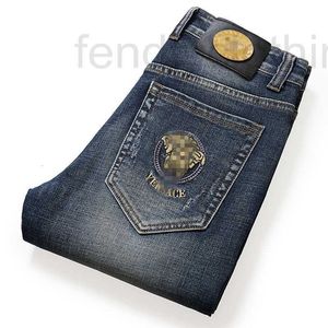 Jeans pour hommes Designer Marque Printemps et Automne Saisons Mode Petite Coupe Droite Élastique Casual Bleu Pantalon Brodé 2L32