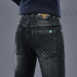 Jeans pour hommes Designer Marque Printemps et Été Nouveau Brodé Little Bee Élastique Denim Pantalons Longs Leggings Mode Jeunesse Porter 671O