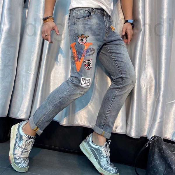 Jeans para hombres Marca de diseñador Moda bordada Slim Fit para hombres de Europa Parches de diamantes laminados en caliente Agujeros impresos Pintados a mano Elásticos Leggings grandes y pequeños 1YHI
