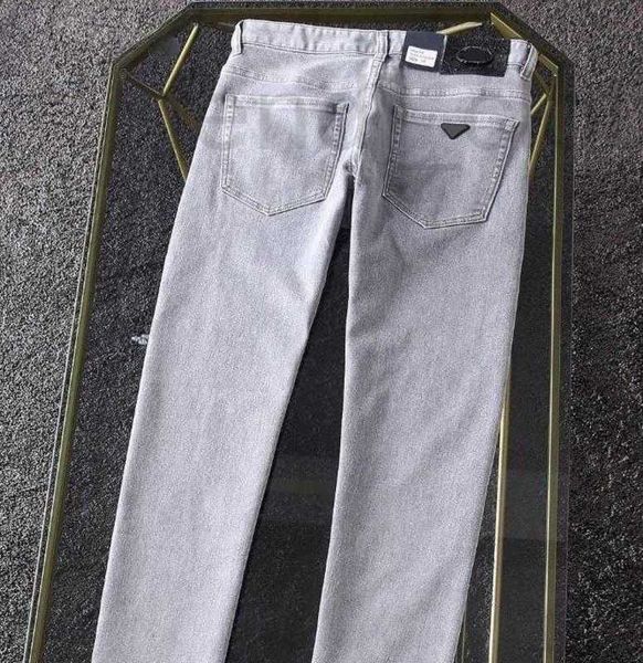 Jeans para hombres Diseñador clásico para hombre Marca de moda Hip-Hop Pantalones de mezclilla Cremallera de alta calidad Tela de lavado alto Elástico suave Letra Emblema Pantalones bordados A003 OI37