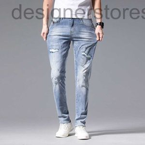 Diseñador de jeans para hombres Diseñador 2023 nuevos jeans para hombres pantalones delgados con agujeros para pies pequeños bordados en relieve delgado verano MRM8 1A90