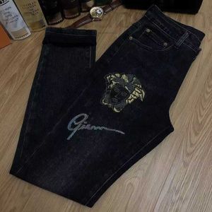 Heren Jeans Designer Designer Geborduurde Jeans Mannen Zomer Dunne Rechte Losse Trend Licht Kleur Broek LQ5T US78