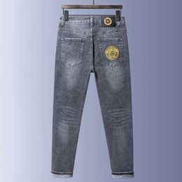 Jeans pour hommes Designer Designer européen haut de gamme pantalon en denim gris pour le printemps et l'été décontracté stretch slim fit recadrée hommes 2LRU GYI4