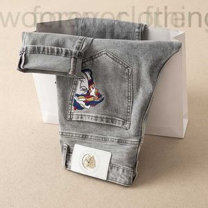 Les jeans créateurs de créateurs de jeans masculins sont des pantalons brodés masculins lavables et polyvalents.