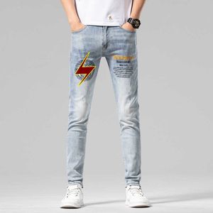 Jeans pour hommes Designer Jeans de créateur pour hommes printemps et été mode nouvelle jeunesse jean bleu clair personnalité élastique petits pieds pantalons longs droits pantalons C7EI