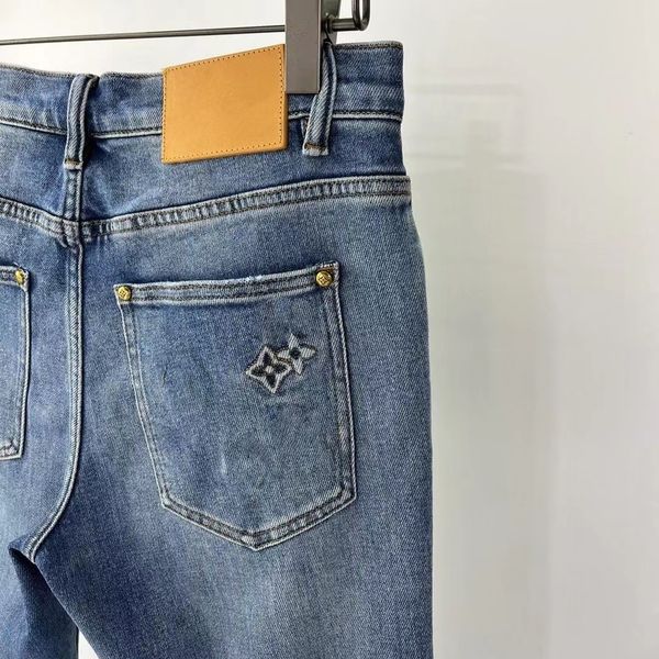 Jeans para hombres Diseñador Diseñador Diseñador Jeans elásticos de lujo Pantalones de marca con letras azul claro Tendencia Pantalones de motocicleta casual RCVS