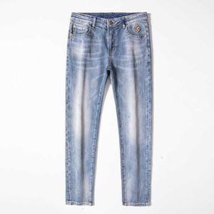 Herenjeans Designer Designer Nieuwe zomer lichte kleur jeans heren slim fit kleine voet elastische modelabel bedrukte broek HS8A 72LV
