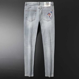 Jeans pour hommes Designer Designer Jeans bleu clair perforé marque de mode pied mince printemps et automne pantalons pour hommes brodés 8A3X 88NG