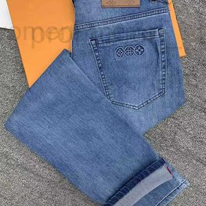 Jeans para hombres Diseñador Diseñador Primavera 24 Nuevos Hombres Pequeño Tubo Recto Slim Fit Elástico Versátil Juventud Pantalones de moda coreana Tamaño asiático 28-42 K4M4