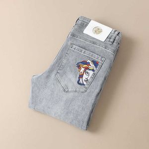 Designer en jeans masculin Broidered Jeans à la mode de slim de slim pour hommes et d'été Nouveaux tendances élastiques à jambe droite décontractée élastique pantalon long