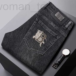 Jeans pour hommes Designer européen automne et hiver nouveaux jeans, coupe slim pour hommes, petits pieds, broderie élastique, taille moyenne haute, mode, pantalon épais de la famille B J1W9