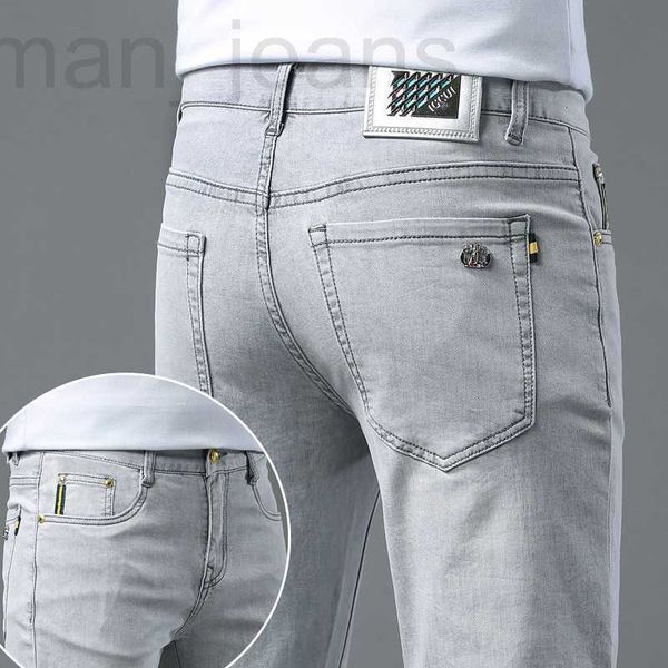 Diseñador de jeans para hombres Seda celestial europea Ultra delgada Gris claro para hombres Slim Fit Pies pequeños Marca de moda coreana Pantalones largos versátiles Verano TQ14