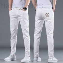 Jeans pour hommes designer européen haut de gamme en pur coton blanc jeans tendance de la mode masculine élastique slim fit petit pied pantalon droit filet fin rouge ZIZP