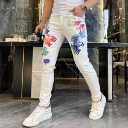 Diseñador de jeans masculinos Light European Luxury White Jeans Tiktok Net Red Personalidad Impresión Elástica Four Season Ruffian Handsome Pants J5MF