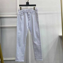 Designer de jeans masculin concepteur européen jeans blanc / été blanc pour hommes nouveaux produits haut de gamme grande vache slim slim small pieds pantalons longs de la tendance 1888