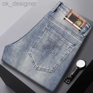 Jeans de concepteurs de jeans masculins jeans haut de gamme pour le printemps / été pour hommes en relief en relief slim de petit pantalon décontracté bleu droit