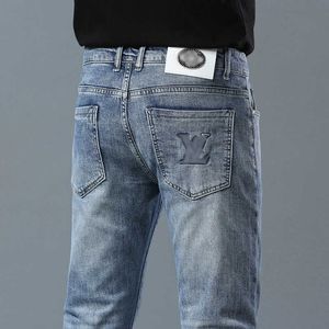 Jeans para hombres Diseñador de marca de moda jeans estampados bordados para hombres primavera nueva tendencia pantalones ajustados de pierna pequeña para hombres para moda masculina KGQO