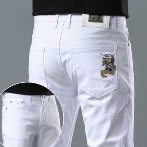Brand de mode de créatrice de jeans pour hommes purs jeans blancs mâles élastiques slim slim small pieds pantalon simple mode masculine