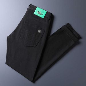 Jeans pour hommes Designer Marque de mode Été Nouveau Noir et Blanc Polyvalent Casual Jeunes Broderie Slim Fit Pantalon 2GZH