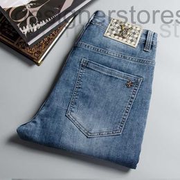 Jeans para hombres Diseñador Moda Jeans para hombres Primavera y verano Pantalones delgados elásticos Azul claro Hombres IDK4 NVHM