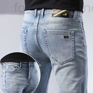 Designer de jeans masculin Guangzhou Xintang bleu clair slim slim small pieds pantalons monstres de printemps haut de gamme d2jx