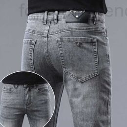 Designer de jeans masculin Guangzhou Xintang Summer NOUVEAU produit Slim Fit Small Foot Elastic Pantalage gris Trendy Grey J0O3